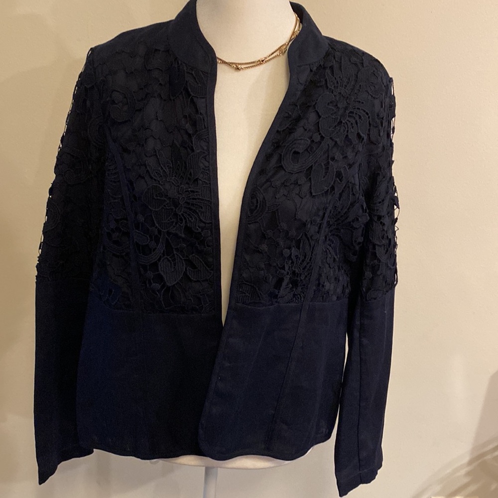 Chicos 💯% linen lightweight navy blue blazer with crochet lace accents size M